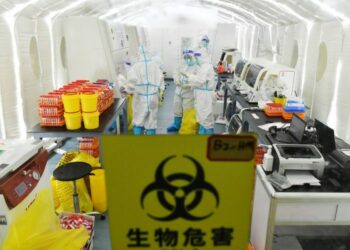 Sejumlah tenaga kesehatan bekerja di dalam kamar film yang ditumpu udara (air-inflated) di laboratorium mobile untuk tes asam nukleat di Harbin, Provinsi Heilongjiang, China timur laut, pada 5 November 2021. (Xinhua/Wang Jianwei)