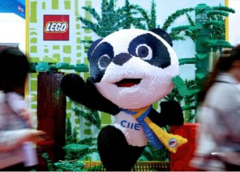 Orang-orang berjalan melewati maskot Pameran Impor Internasional China (China International Import Expo/CIIE), Jinbo, yang dibangun dari balok LEGO di area pameran Gaya Hidup pada CIIE kedua di Shanghai, China timur, pada 9 November 2019. (Xinhua/Liu Ying)