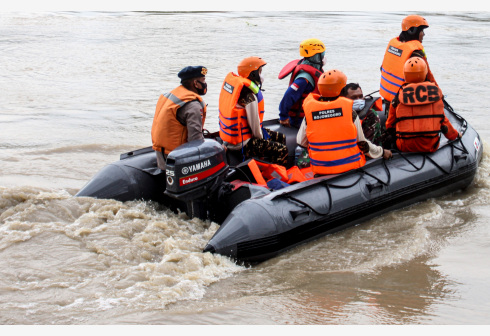 BOJONEGORO, 4 November, 2021 (Xinhua) -- Personel tim Search and Rescue (SAR) menaiki perahu karet dalam operasi pencarian perahu terbalik di Sungai Bengawan Solo di Bojonegoro, Provinsi Jawa Timur, pada 4 November 2021. Sebuah perahu yang mengangkut puluhan orang terbalik di Sungai Bengawan Solo akibat derasnya arus pada Rabu (3/11). (Xinhua/Kurniawan)