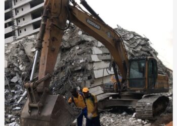 LAGOS, 1 November, 2021 (Xinhua) -- Tim penyelamat bekerja di lokasi runtuhnya sebuah bangunan di Lagos, Nigeria, pada 1 November 2021. Sedikitnya empat orang tewas usai bangunan 21 lantai yang sedang dalam tahap konstruksi runtuh pada Senin (1/11) sore waktu setempat di Kota Lagos, pusat ekonomi Nigeria, menurut seorang pejabat penanggulangan kedaruratan. (Xinhua/Gbenga Omotosho)