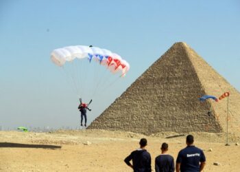 Seorang penerjun payung melayang di atas piramida dalam festival terjun payung "Jump Like a Pharaoh" yang diadakan di Piramida Giza, Mesir, pada 1 November 2021. (Xinhua/Ahmed Gomaa)
