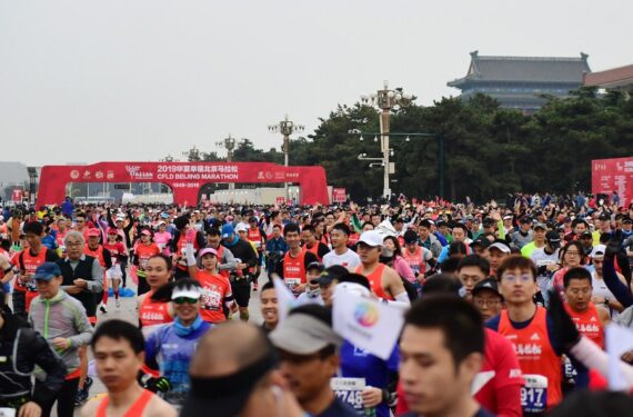Para peserta melakukan start di Lapangan Tiananmen dalam ajang Beijing Marathon 2019 di Beijing, ibu kota China, pada 3 November 2019. (Xinhua/Zhang Chenlin)