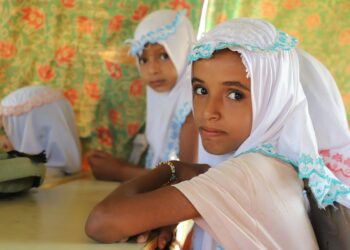 Para siswa belajar di dalam sebuah tenda yang digunakan sebagai ruang kelas di sebuah sekolah dasar di Provinsi Hajjah, Yaman utara, pada 24 November 2021. (Xinhua/Mohammed Al-Wafi)