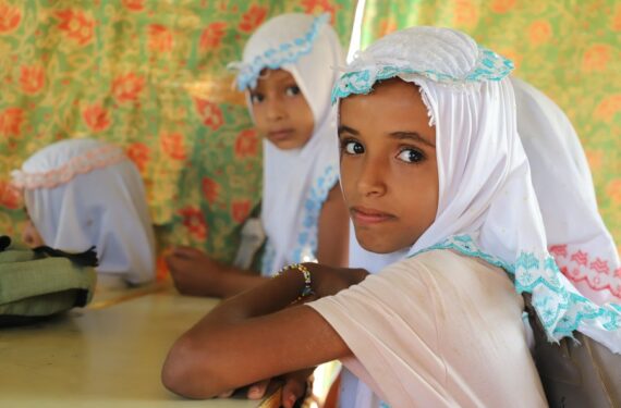 Para siswa belajar di dalam sebuah tenda yang digunakan sebagai ruang kelas di sebuah sekolah dasar di Provinsi Hajjah, Yaman utara, pada 24 November 2021. (Xinhua/Mohammed Al-Wafi)