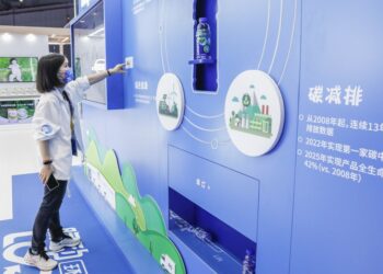 Seorang staf mendemonstrasikan cara menggunakan sebuah mesin daur ulang botol plastik cerdas di Area Ekshibisi Produk Makanan dan Pertanian dalam Pameran Impor Internasional China (China International Import Expo/CIIE) ke-4 di Shanghai, China timur, pada 6 November 2021. (Xinhua/Zhang Yuwei)