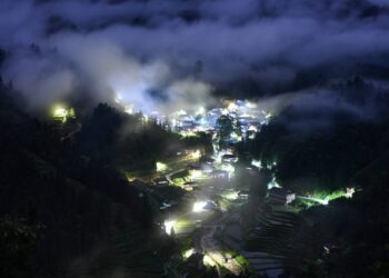 Foto yang diabadikan pada 20 Mei 2021 ini menunjukkan pemandangan malam Desa Dangjiu di Gandong, Wilayah Otonom Etnis Miao Rongshui, Daerah Otonom Etnis Zhuang Guangxi, China selatan. (Xinhua/Huang Xiaobang)