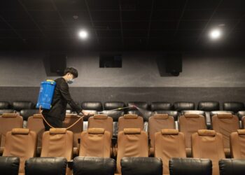 Seorang staf mendisinfeksi ruang studio di sebuah bioskop di Harbin, ibu kota Provinsi Heilongjiang, China timur laut, pada 23 Februari 2021. (Xinhua/Zhang Tao)