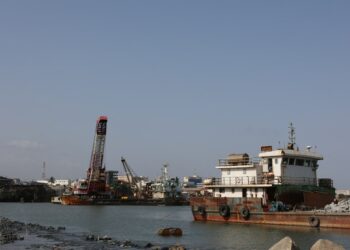 Dua tongkang beroperasi di lokasi konstruksi Kompleks Pelabuhan Perikanan Jamestown yang dibangun dengan bantuan China di Accra, ibu kota Ghana, pada 4 November 2021. (Xinhua/Xu Zheng)