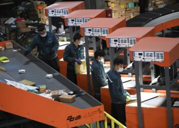 Para staf menyortir paket-paket di sebuah pusat logistik di Yinchuan, Daerah Otonom Etnis Hui Ningxia, China barat laut, pada 10 November 2021. (Xinhua/Wang Peng)