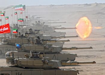 Sejumlah tank berpartisipasi dalam latihan bersandi "Gulf Shooting 2021" di Kegubernuran Jahra, Kuwait, pada 18 November 2021. (Xinhua/Asad)