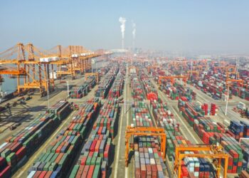 Foto dari udara yang diabadikan pada 14 Januari 2021 ini menunjukkan terminal kontainer Pelabuhan Qinzhou di Daerah Otonom Etnis Zhuang Guangxi, China selatan. (Xinhua/Cao Yiming)
