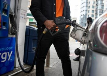 Seorang pria mengisi bahan bakar mobil di sebuah stasiun pengisian bahan bakar umum (SPBU) di New York, Amerika Serikat, pada 13 Oktober 2021. (Xinhua)