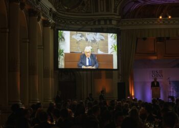 Mantan menteri luar negeri Amerika Serikat (AS) Henry Kissinger (tampak di layar) menyampaikan pidato via video pada Gala Dinner 2021 Komite Nasional Hubungan AS-China di New York, AS, pada 9 November 2021. (Xinhua/Wang Ying)