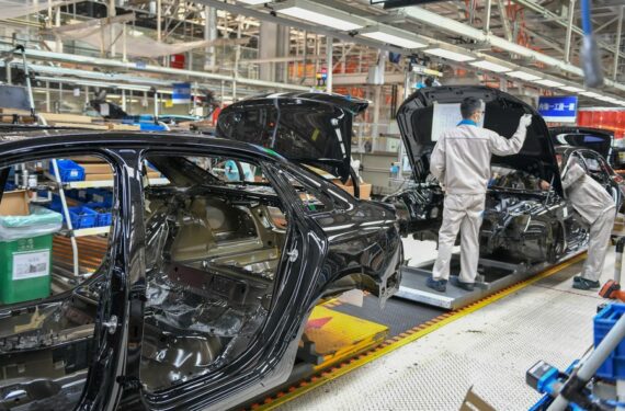 Para pekerja merakit kendaraan di lini perakitan akhir produsen mobil FAW-Volkswagen di Changchun, Provinsi Jilin, China timur laut, pada 5 Januari 2021. (Xinhua/Zhang Nan)