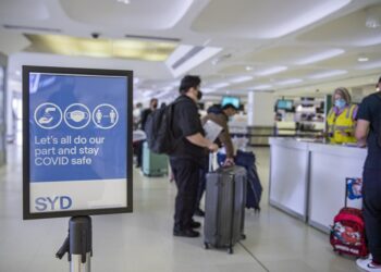 Para penumpang mengantre untuk menjalani pemeriksaan COVID-19 di Bandar Udara Sydney di Sydney, Australia, pada 1 November 2021. (Xinhua/Bai Xuefei)