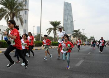 Orang-orang berpartisipasi dalam sebuah ajang maraton di Kuwait City, Kuwait, pada 20 November 2021. (Xinhua/Asad)
