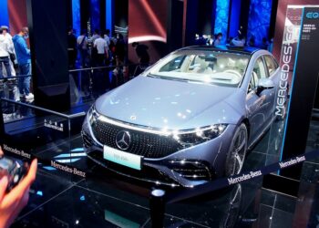 Sebuah kendaraan energi baru Mercedes-Benz dipamerkan dalam Pameran Industri Otomotif Internasional (Auto Shanghai 2021) ke-19 di Shanghai, China timur, pada 28 April 2021. (Xinhua/Chen Fei)