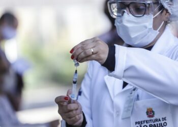 Seorang tenaga kesehatan menyiapkan satu dosis vaksin COVID-19 di Paulista Avenue, Sao Paulo, Brasil, pada 25 Juli 2021. (Xinhua/Rahel Patrasso)