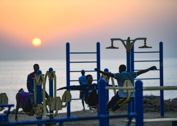 Orang-orang berolahraga di taman kebugaran tepi laut di Dakar, Senegal, pada 24 November 2021. Taman kebugaran tepi laut yang membentang sepanjang dua kilometer di tepi Samudra Atlantik itu telah menjadi tujuan wisata utama di Dakar. (Xinhua/Li Yan)
