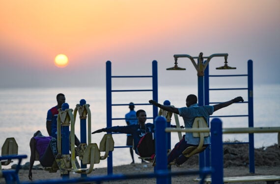 Orang-orang berolahraga di taman kebugaran tepi laut di Dakar, Senegal, pada 24 November 2021. Taman kebugaran tepi laut yang membentang sepanjang dua kilometer di tepi Samudra Atlantik itu telah menjadi tujuan wisata utama di Dakar. (Xinhua/Li Yan)