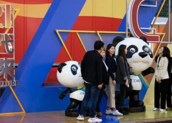 Sejumlah pengunjung berfoto dengan Jinbao, maskot Pameran Impor Internasional China (China International Import Expo/CIIE), di Shanghai, China timur, pada 5 November 2021. (Xinhua/Jin Liwang)