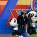 Sejumlah pengunjung berfoto dengan Jinbao, maskot Pameran Impor Internasional China (China International Import Expo/CIIE), di Shanghai, China timur, pada 5 November 2021. (Xinhua/Jin Liwang)