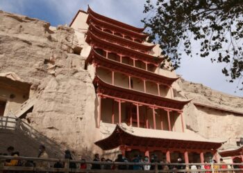 Para wisatawan mengunjungi Gua Mogao di Dunhuang, Provinsi Gansu, China barat laut, pada 15 Oktober 2021. (Xinhua/Zhang Xiaoliang)