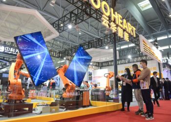 Orang-orang mengamati robot pintar yang dipamerkan di Konvensi Manufaktur Dunia (World Manufacturing Convention) keempat di Hefei, Provinsi Anhui, China timur, pada 19 November 2021. (Xinhua/Han Xu)