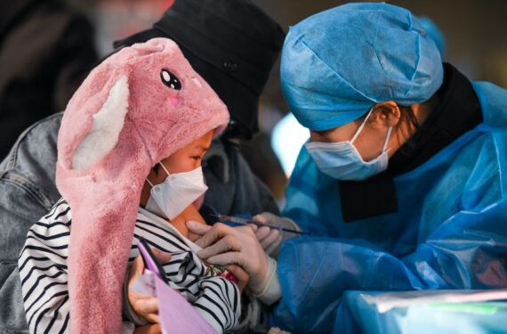 Seorang anak menerima suntikan dosis vaksin COVID-19 di sebuah sekolah di Hohhot, Daerah Otonom Mongolia Dalam, China utara, pada 23 November 2021. (Xinhua/Peng Yuan)