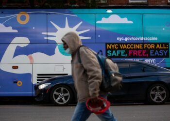 Seorang pejalan kaki melintas di depan sebuah lokasi vaksinasi COVID-19 di kawasan Brooklyn, New York, Amerika Serikat, pada 19 November 2021. (Xinhua/Michael Nagle)