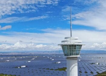 Foto dari udara yang diabadikan pada 17 Agustus 2020 ini menunjukkan stasiun pembangkit listrik fotovoltaik di kawasan pengembangan industri hijau di Prefektur Otonom Etnis Tibet Hainan, Provinsi Qinghai, China barat laut. (Xinhua/Zhang Long)