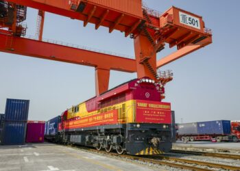 Foto yang diabadikan pada 26 April 2019 ini menunjukkan kereta barang darat-laut dari Koridor Perdagangan Darat-Laut Internasional Baru menunggu diberangkatkan menuju Indonesia di Chongqing, China barat daya. (Xinhua/Liu Chan)
