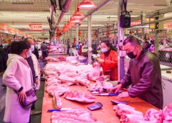 Warga membeli daging babi di pasar grosir di Hohhot, Daerah Otonom Mongolia Dalam, China utara, pada 24 Oktober 2021. (Xinhua/Peng Yuan)