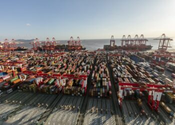 Foto dari udara yang diabadikan pada 3 November 2020 ini menunjukkan dermaga kontainer Pelabuhan Yangshan di Shanghai, China timur. (Xinhua/Wang Xiang)