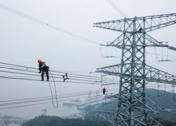 Foto dari udara ini menunjukkan para teknisi State Grid Zhejiang Electric Power Company memeriksa jalur transmisi listrik untuk memastikan operasi pasokan listrik daerah yang stabil di Zhoushan, Provinsi Zhejiang, China timur, pada 23 Oktober 2020. (Xinhua/Xu Yu)