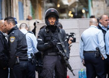Personel kepolisian Israel berkumpul di dekat lokasi insiden penembakan di Kota Tua, Yerusalem, pada 21 November 2021. (Xinhua/JINI)