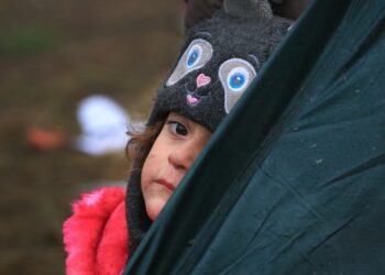Seorang anak terlihat di sebuah kamp pengungsi di dekat perbatasan Belarus-Polandia di Belarus pada 14 November 2021. (Xinhua/Henadz Zhinkov)