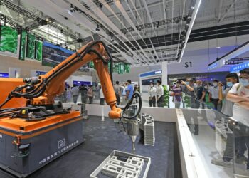 Para pengunjung mengamati sebuah mesin cetak tiga dimensi (3D) di China Building Science Conference and Green Intelligent Building Expo di pusat konvensi dan pameran nasional di Tianjin, China utara, pada 24 Juni 2021. (Xinhua/Zhao Zishuo)