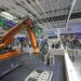 Para pengunjung mengamati sebuah mesin cetak tiga dimensi (3D) di China Building Science Conference and Green Intelligent Building Expo di pusat konvensi dan pameran nasional di Tianjin, China utara, pada 24 Juni 2021. (Xinhua/Zhao Zishuo)