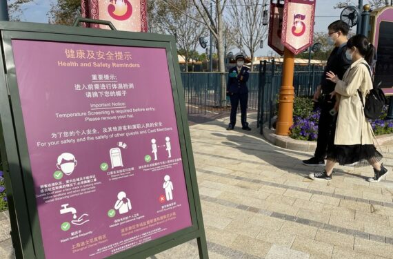 Orang-orang berjalan memasuki Shanghai Disneyland di Shanghai, China timur, pada 3 November 2021. (Xinhua/Ding Ting)