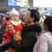 Seorang pria yang menggendong anak menunggu kedatangan kereta di Stasiun Kereta Barat Beijing di Beijing, ibu kota China, pada 10 Januari 2020. (Xinhua/Ren Chao)