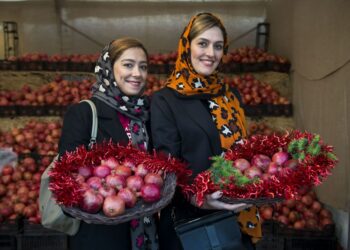 IDua orang wanita Iran memegang keranjang berisi buah delima dalam sebuah festival buah delima yang digelar di Water and Fire Park di Teheran, Iran, pada 9 November 2021. (Xinhua/Ahmad Malek)