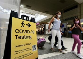 Sejumlah pelancong yang mengenakan masker terlihat di Bandar Udara Internasional Los Angeles di Los Angeles, Amerika Serikat, pada 18 Juli 2021. (Xinhua)