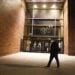 Seorang pria berjalan melewati gedung Hebrew Union College di New York, Amerika Serikat, pada 11 November 2021. (Xinhua/Wang Ying)