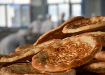 Foto yang diabadikan pada 25 Desember 2020 ini menunjukkan roti naan yang baru matang di sebuah toko roti naan di wilayah Akto, Daerah Otonom Uighur Xinjiang, China barat laut. (Xinhua/Gao Han)