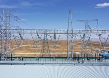 Foto dari udara yang diabadikan pada 16 April 2021 ini menunjukkan pemandangan stasiun konverter saluran transmisi daya listrik tegangan ultra tinggi dari Qinghai ke Henan, di Provinsi Qinghai, China barat laut. (Xinhua/Zhang Hongxiang)