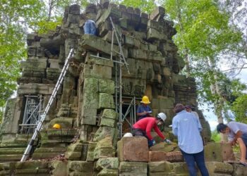 Foto dokumentasi tidak bertanggal ini menunjukkan para staf bekerja di Candi Banteay Srey Domdek di luar Taman Arkeologi Angkor di Provinsi Siem Reap, Kamboja. (Xinhua/Otoritas Nasional APSARA)