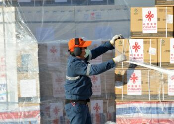 Seorang staf menurunkan pasokan medis bantuan China di Bandar Udara Internasional Wattay di Vientiane, Laos, pada 17 November 2021. (Xinhua/Zhang Jianhua)