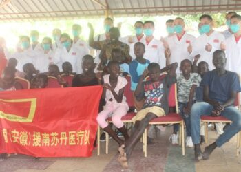 Para anggota tim medis China gelombang kesembilan di Sudan Selatan berpose untuk difoto bersama anak-anak di Juba, ibu kota Sudan Selatan, pada 21 November 2021. (Xinhua/Denis Elamu)