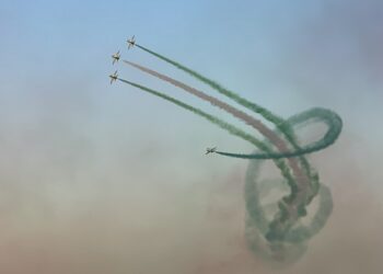 Pesawat-pesawat aerobatik dari sebuah tim pertunjukan udara tampil dalam upacara pembukaan Dubai Airshow 2021 di Dubai, Uni Emirat Arab (UEA), pada 14 November 2021. (Xinhua/Su Xiaopo)